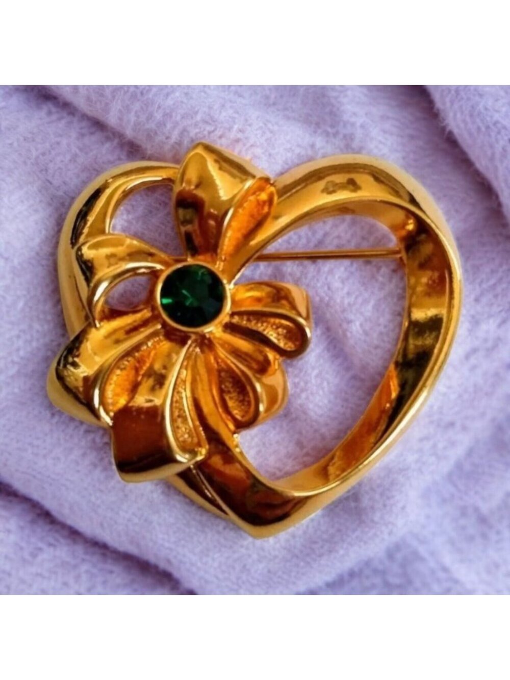 Vinyage Avon heart brooch pin Gold Tone with green Rhinestone Bow 1-1/2"